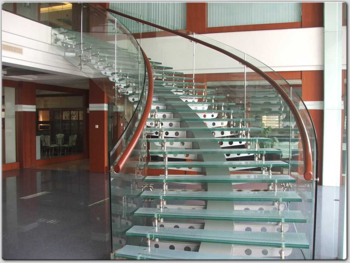Cầu thang sử dụng lan can và bậc thang bằng kính cường lực sang trọng hiện đại